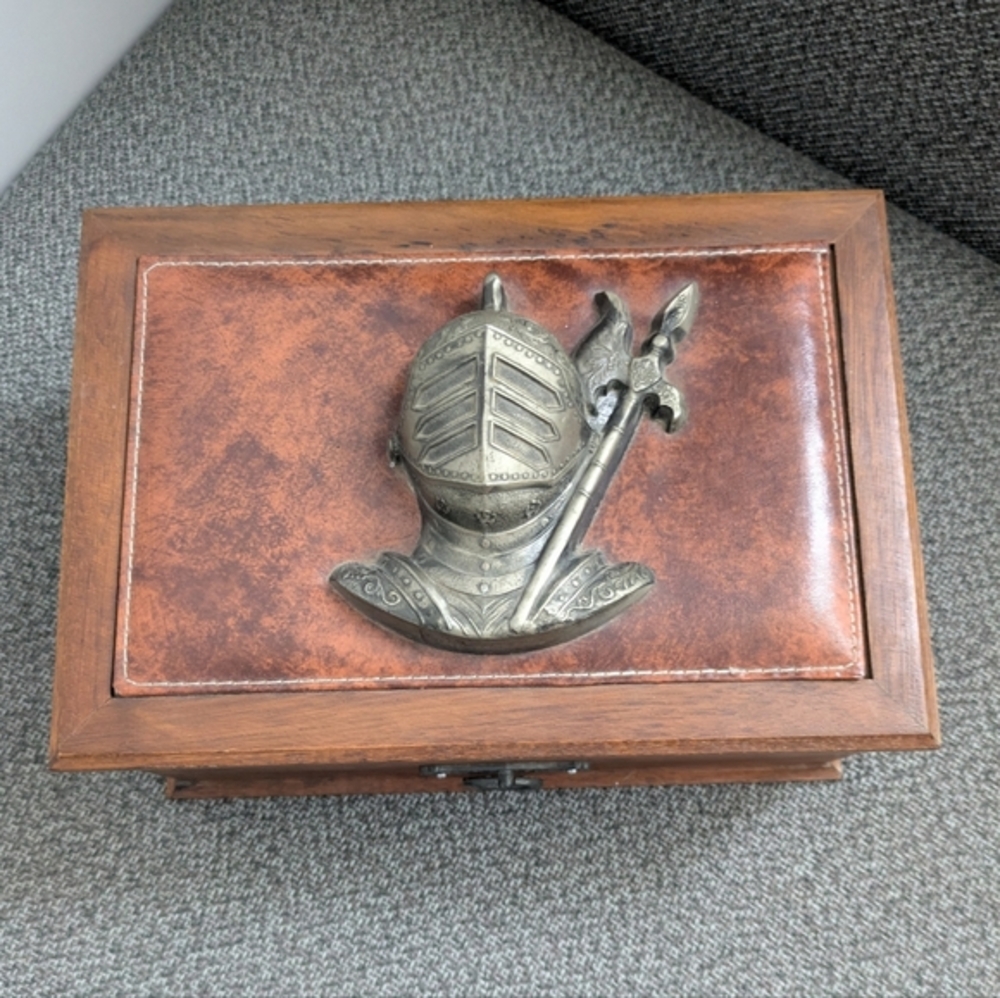 RARE 1960s Nintendo Travel Game/Gambling Set wooden box with knight - Picture 3 of 14